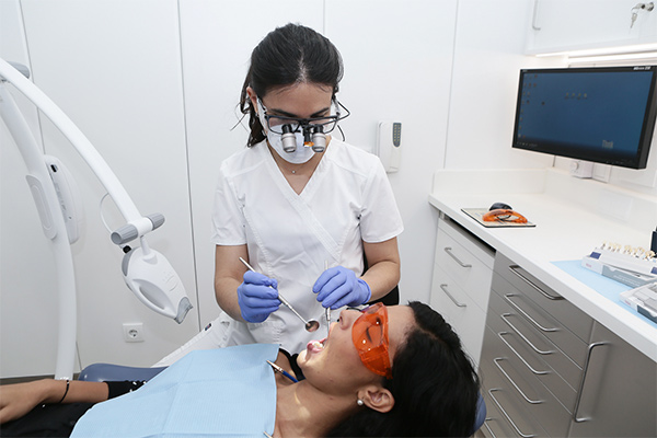 La doctora elimina manchas blancas en los dientes de la paciente