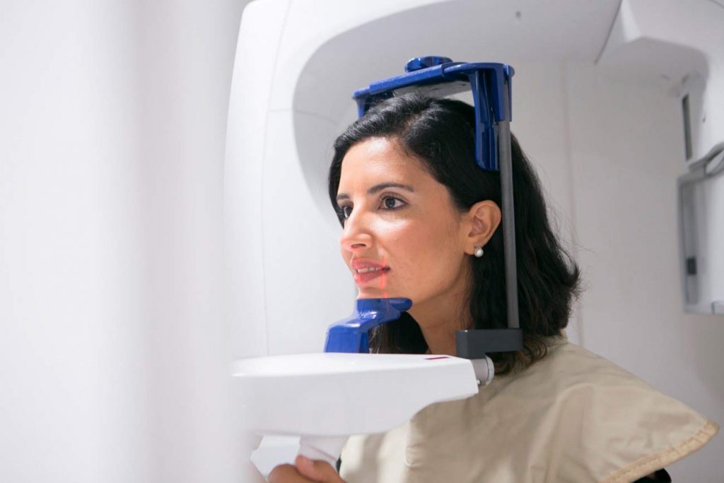 paciente con escáner en clínica dental terrassa